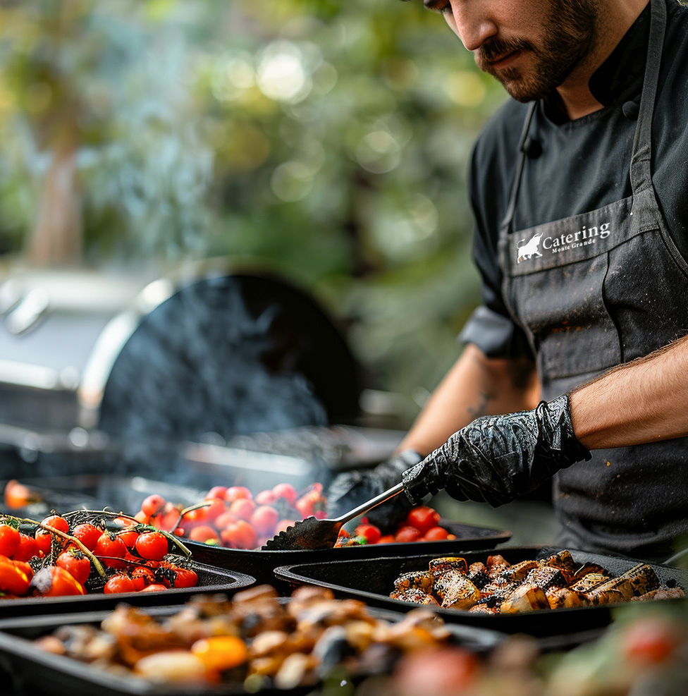 Steakhaus Monte Grande – Servicemitarbeiter beim grillen Steakhaus Monte Grande – Servicemitarbeiter beim grillen